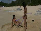Dziewczyny na plaży nudystów